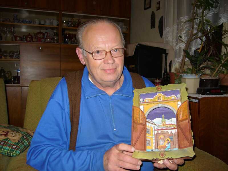 Mgr. Pavel Ruda s jedním ze svých betlémů.
