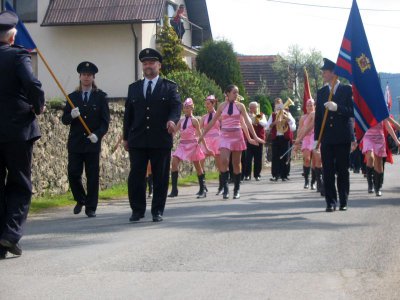 Starosta Žichovických hasičů v čele průvodu