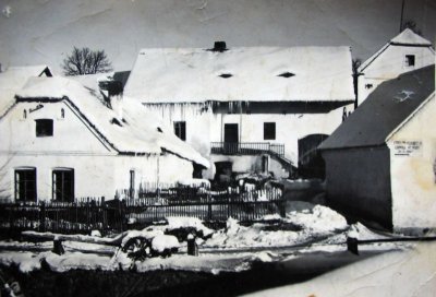 Dnešní "Barborka" (u Stádníků) a bývalé pekařství Ludvíka Vejvody (dnes pan Sova)