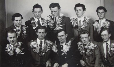 Naši kluci u odvodu - rok 1947 (uprostřed tehdejší starosta Václav Bernart)