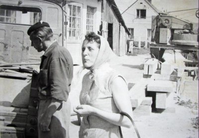 Rok 1965 - výroba pomníků u Volenců na dvoře (z archivu paní Řáhové)