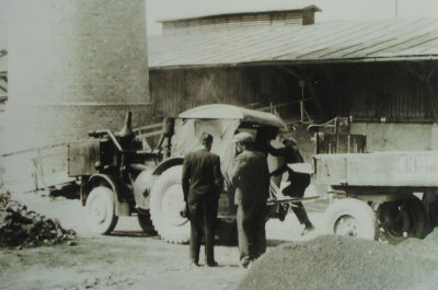 Traktor Lanz-Buldog, který dopravoval vápenec z ložiska Kočí Břeh (Jezírko) v roce 1935