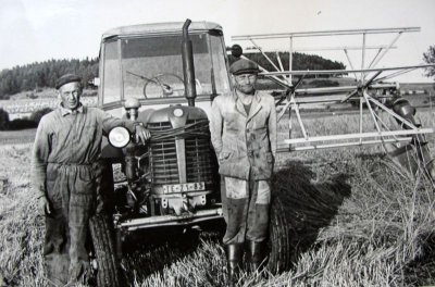 Žně 1962 v Žichovicích - Alois Brejcha a Karel Bláha se "samovazem" (poděkování paní Stádníkové)