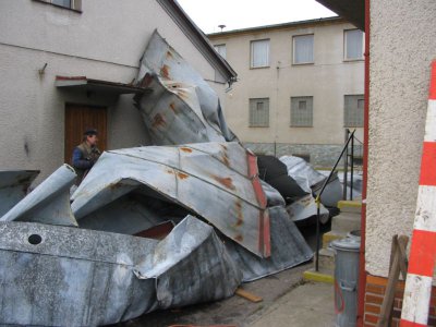 Střecha úřadu pomačkaná jako papír