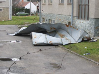 Další kus střechy